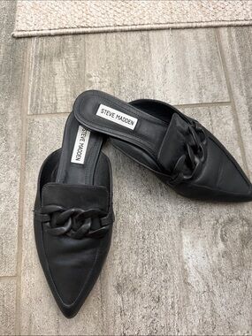 Steve Madden Black Pointed Leather Chain-Embellished Mule